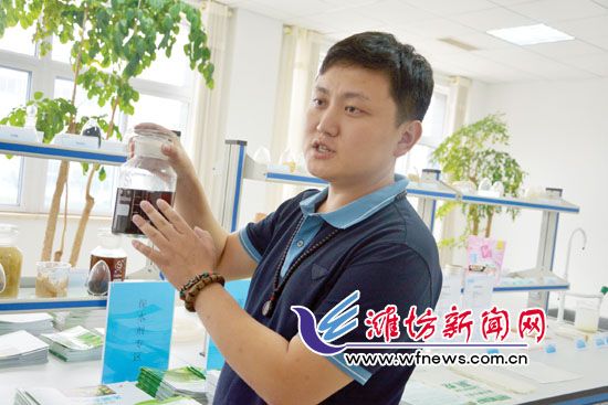王曉凱正在介紹“旱地寶”的優(yōu)勢(shì)。